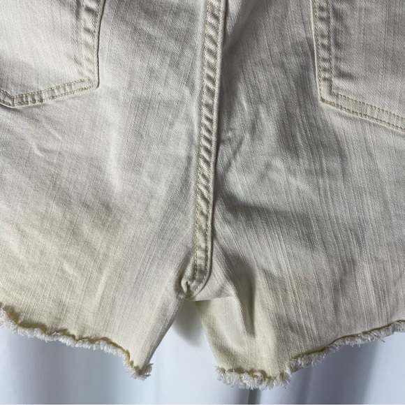Torrid Cream Distressed Cut Off Raw Hem
Shorts Size 26 - Picture 8 of 11